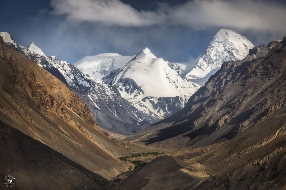Il massiccio dello Shah Dhar nel corridoio del Wakhan. La foto è scattata in Tagikistan, la montagna è in Afghanistan e il versante opposto è Pakistan