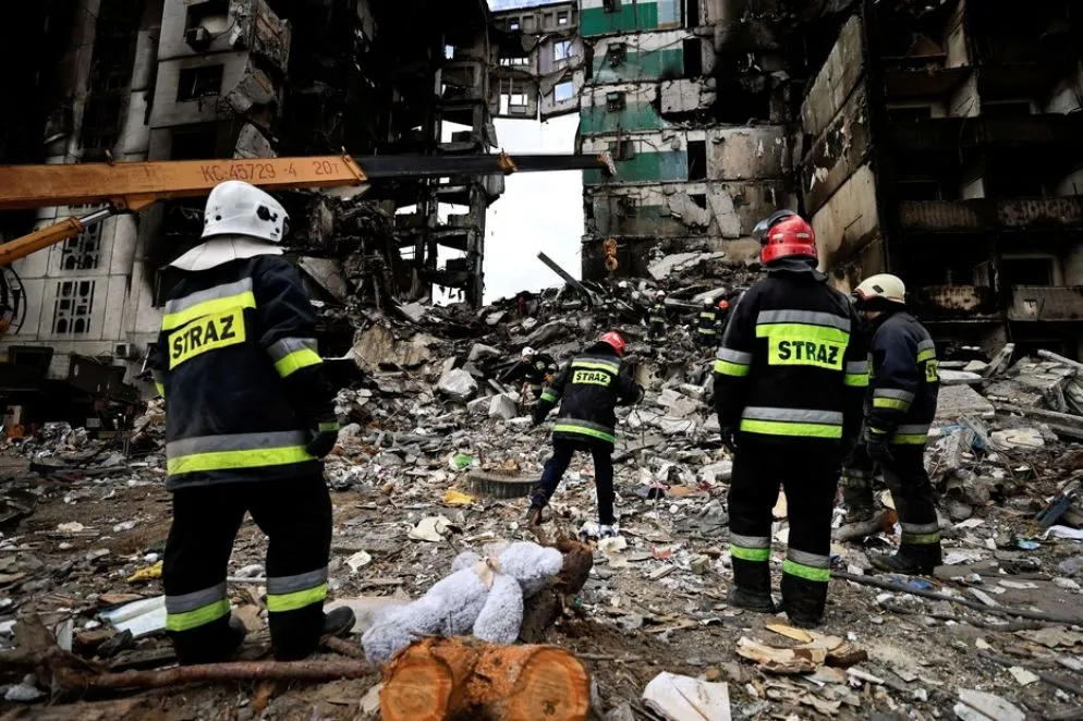 Nella foto si vedono alcuni soccorritori ucraini intenti a tirare fuori corpi dalle macerie nella città bombardata di Borodyanka, nella regione di Kiev.