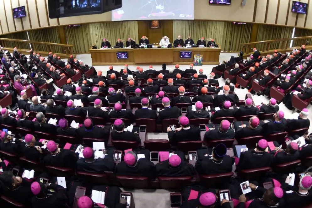 Papa Francesco durante il suo pontificato ha presieduto 5 Sinodi dei vescovi, di cui l’ultimo celebrato in due sessioni (ottobre 2023 e ottobre 2024) sul tema della Sinodalità. In precedenza, aveva scelto la famiglia (2014 e 2015), i giovani (2018) e l’Amazzonia (2019)