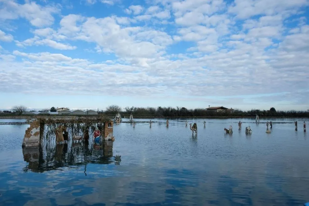 Francesco Orazio, fruttivendolo di professione, è l’artista di questa straordinaria Natività sull'isola di Burano, formata da 60 sagome realizzate in compensato e poi dipinte. Ognuna è dotata di un paletto per essere fissata sul fondo della laguna. È bello vedere come i personaggi siano immersi nell’acqua al salire della marea, oppure rimangano al di sopra del livello del mare quando la marea scende.
