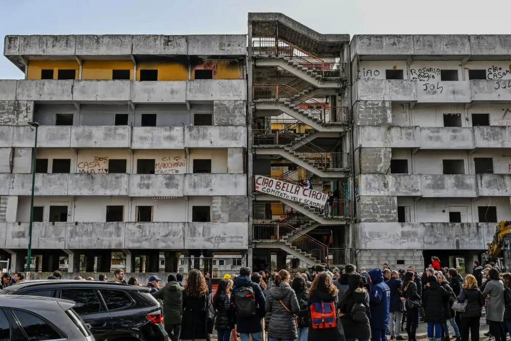 Anche il sindaco, Gaetano Manfredi, è venuto nel giorno in cui le ruspe hanno ripreso ad abbattere la vecchia Scampia. «Oggi è un giorno importante per la città, una città che ha preso un impegno e lo sta mantenendo – rivendica il primo cittadino napoletano −. In parallelo ci sono i cantieri che sono partiti per la costruzione dei nuovi edifici»