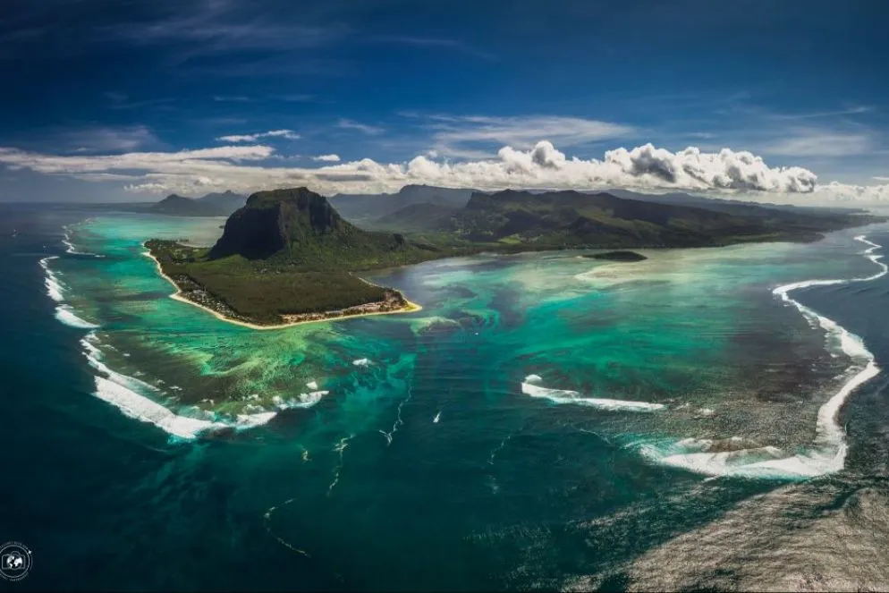 Visione aerea della famosa "cascata sottomarina", l'illusione ottica più celebre di Mauritius