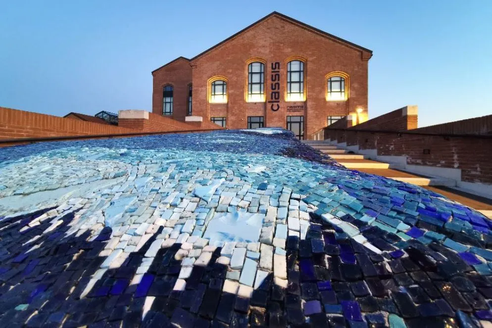 La scala di accesso del Classis Ravenna – Museo della Città e del Territorio, caratterizzata dal Mosaico dell’Onda