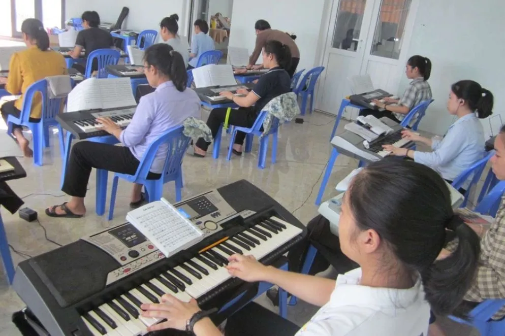 Vietnam. Un alloggio per studentesse che vivono nei villaggi lontani dalla città. Percorsi di formazione originali preparano le giovani affinché possano rivestire posizioni da protagoniste negli aspetti decisionali del contesto socio-culturale di riferimento.