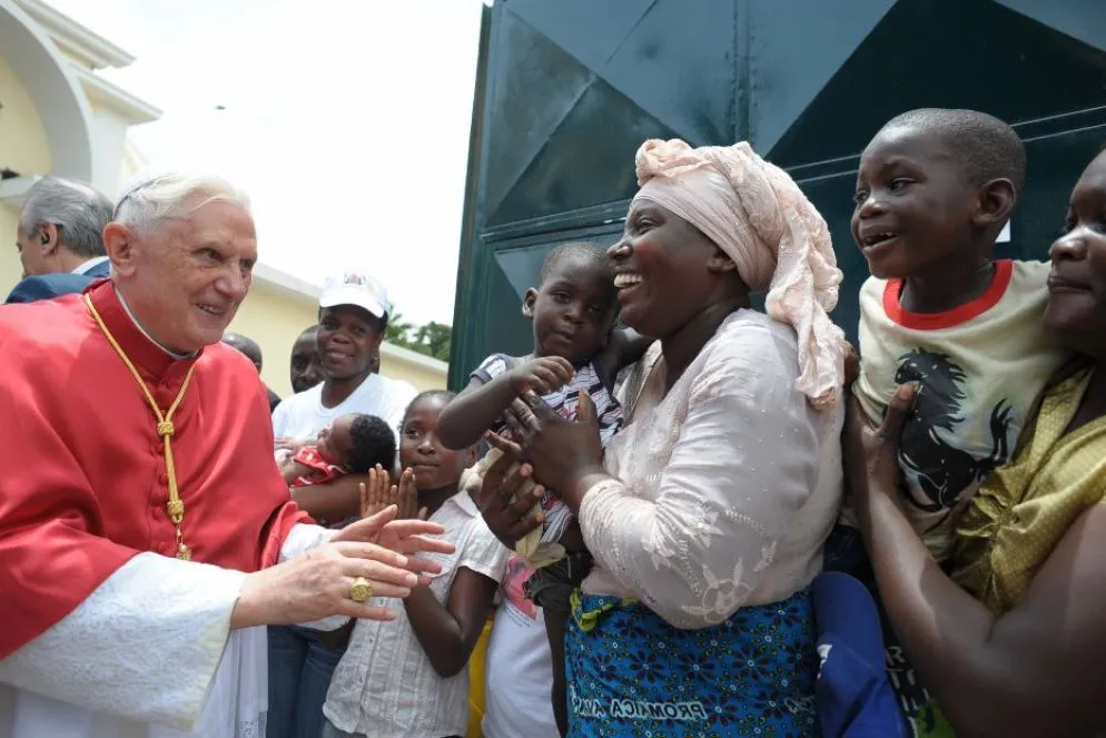 Benedetto XVI durante il suo pontificato ha compiuto 24 viaggi apostolici. L’immagine lo ritrae nella chiesa di San Paolo a Luanda, in Angola, il 21 marzo 2009. Nello stesso viaggio il Papa si reca anche in Camerun. Due i viaggi papali in Africa: l’altro nel 2011 in Benin. Nel continente europeo è stato tre volte in Germania (2005, 2006, 2011), poi in Polonia (2006), in Spagna (2006, 2010, 2011), in Turchia, in Austria, in Francia, in Repubblica Ceca (2009), a Malta (2010), in Portogallo (2010), a Cipro (2010), nel Regno Unito (2010), in Croazia (2011) e a San Marino (2011).  Ha visitato anche Brasile (2007), Stati Uniti (2008), Australia (2008), Messico e Cuba (2012), Giordania- Israele e Palestina (2009), e Libano (2012), che sarà il suo ultimo viaggio papale. In tre occasioni i viaggi avvengono in occasione delle Giornate mondiali delal gioventù: Colonia 2005, Sydney 2008 e Madrid 2011.