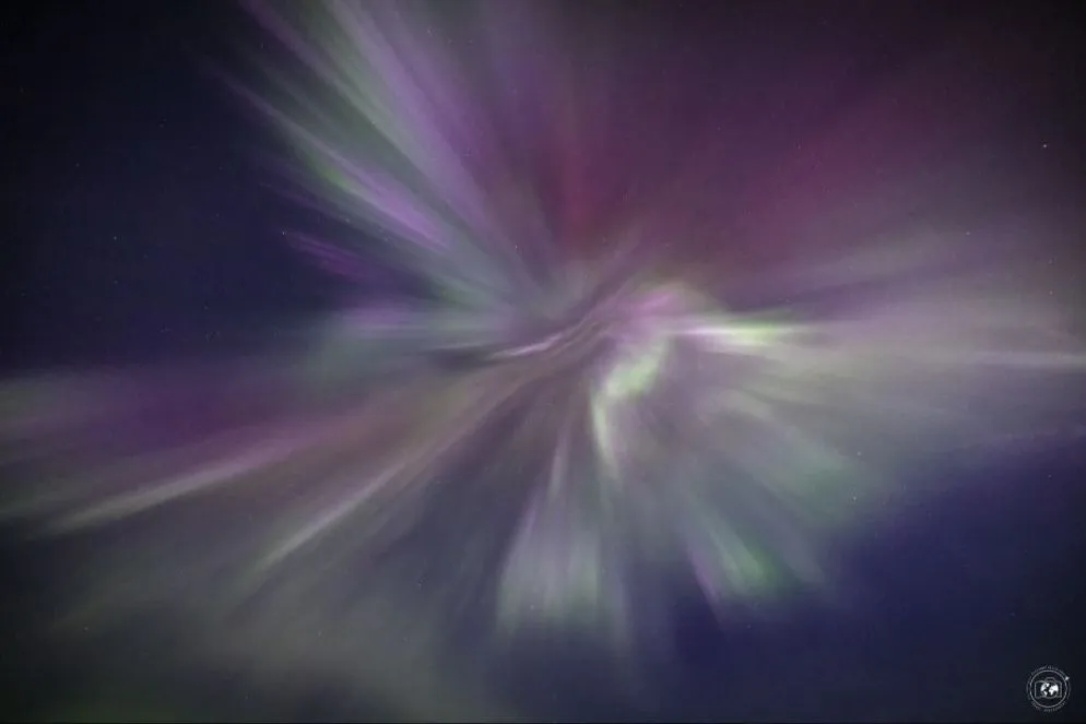 La corona dell'aurora si espande in tutto il cielo