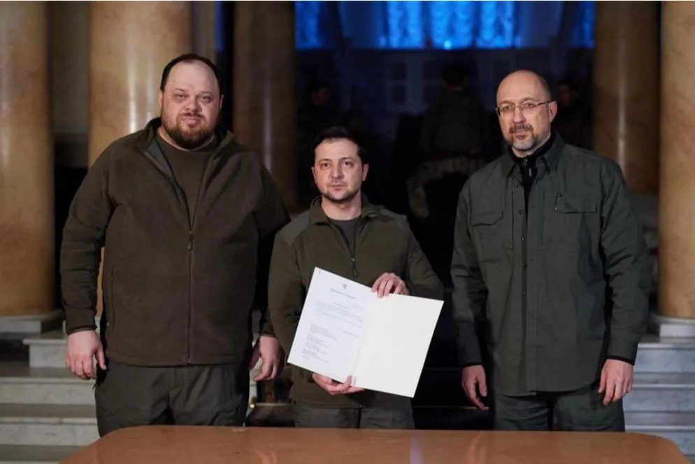 Prima ancora, già il 28 febbraio a Gomel, in Bielorussia, si riuniscono le delegazioni ucraine e russe per il primo di una lunga serie di colloqui di pace. Lo stesso giorno il presidente ucraino Zelensky firma la richiesta di adesione formale di Kiev all’Unione europea.