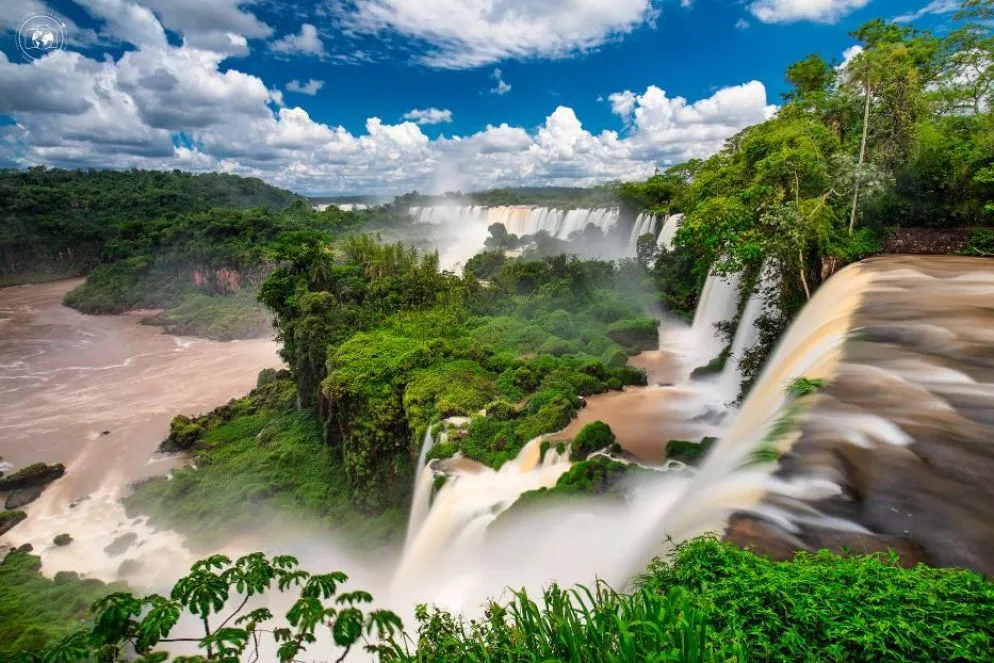 Le cascate del fiume Iguazù: dal lato Argentino si presentano come un grandissimo anfiteatro