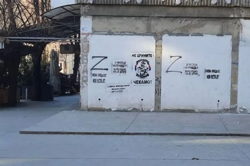 Le Zeta simbolo dell’invasione russa in Ucraina compaiono su molti muri della parte serba di Kosovska Mitrovica
