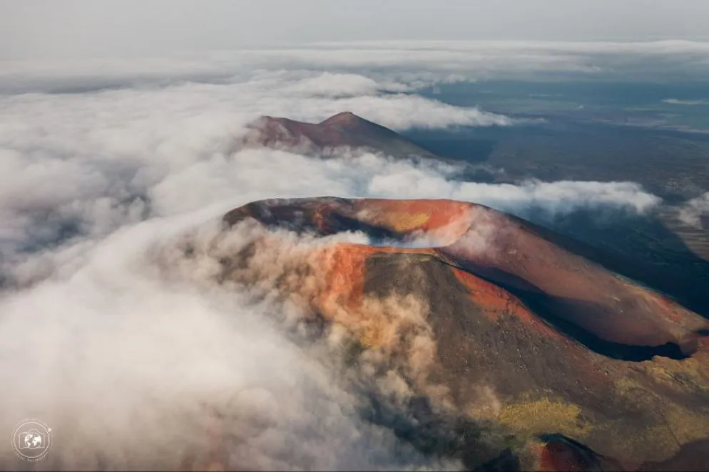 Kamchatka, coni vulcanici emergono dalla nebbia del mattino
