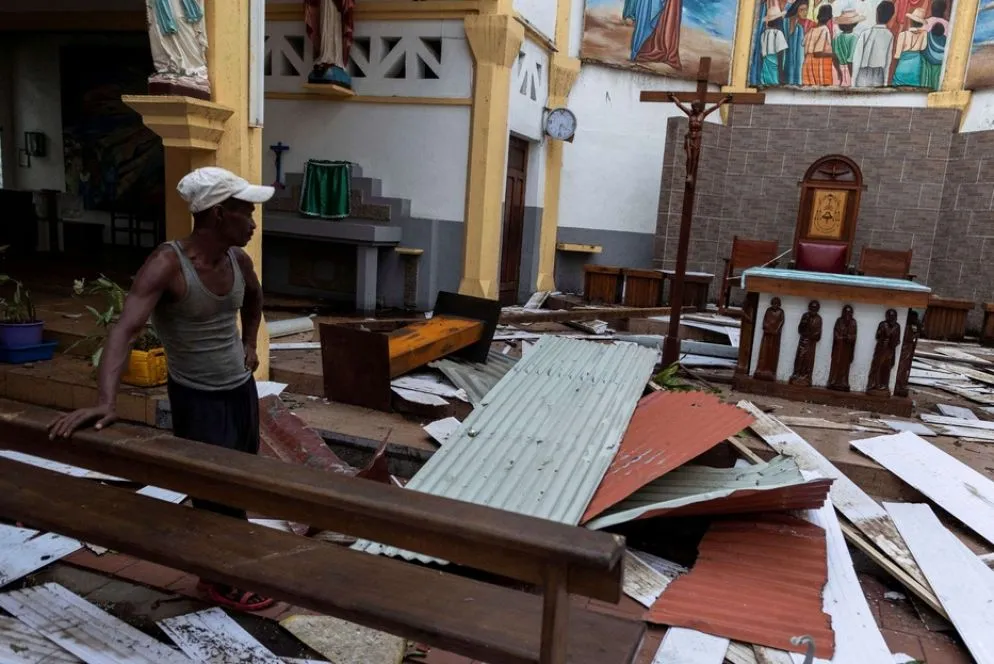 La città di Mananjary, nel sud-est del Paese, «è stata completamente distrutta». L’elettricità è mancata per due giorni, rendendo ancora più difficile la situazione di migliaia di residenti costretti a lasciare le loro case. Venti e piogge intense hanno distrutto quasi il 90% della città di Nosy Varika.