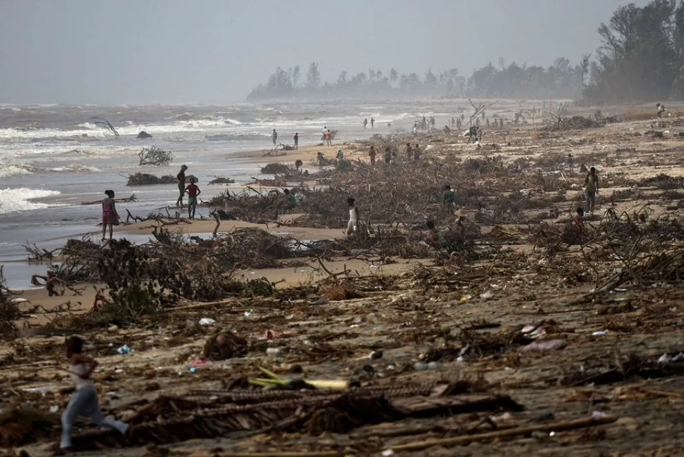 Batsirai — dopo aver investito le Mauritius — si è abbattuto sabato scorso sulla costa orientale del Madagascar, con piogge torrenziali e raffiche di vento che hanno raggiunto i 235 chilometri orari, causando onde altissime.