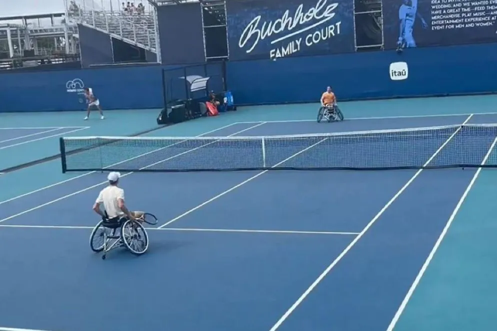 Campioni di due mondi, simboli di un unico sport. A Miami Jannik Sinner ha incontrato per qualche scambio, seduto anche lui in carrozzina, Alfie Hewett, una leggenda del wheelchair tennis, presente per la prima volta con un torneo all'Hard Rock Stadium in occasione del Miami Open