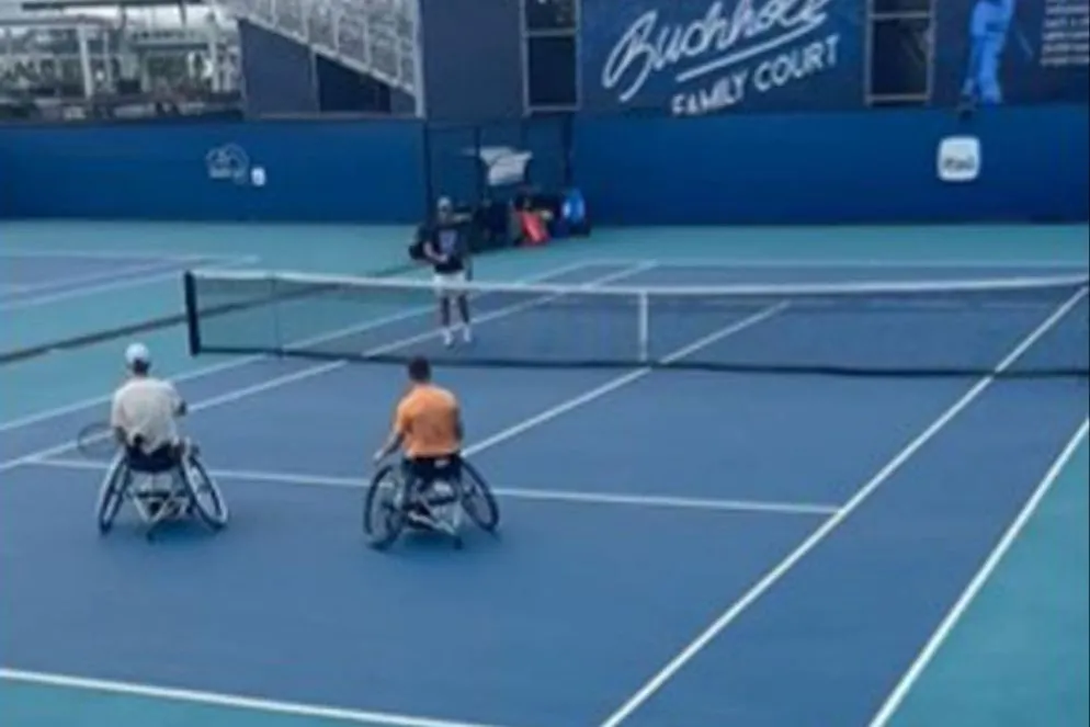 Sinner ha voluto provare a scambiare qualche palla con Hewitt per capire la difficoltà e la fatica di giocare a tennis da seduti. Nel tardo pomeriggio italiano l'altoatesino è atteso dalla sfida agli ottavi di finale contro l'australiano Christopher O'Connell