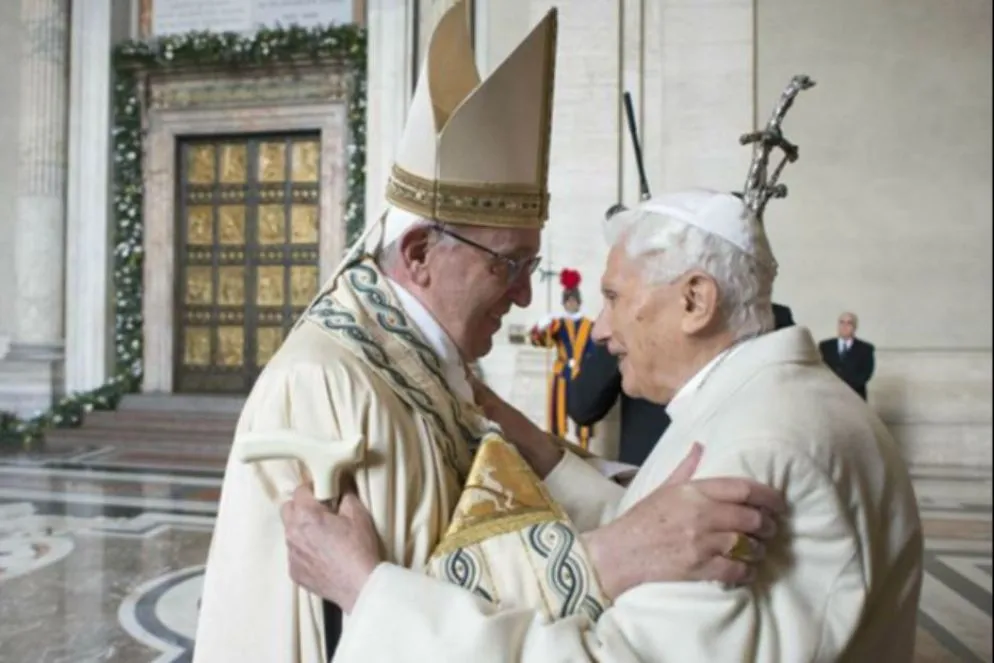 Francesco e Benedetto XVI. Un rapporto di grande stima e di affetto. Papa Francesco lo dimostra sin dalle prime parole dopo la sua elezione. “La comunità diocesana di Roma ha il suo vescovo: grazie – dice Francesco dalla Loggia centrale della Basilica Vaticana la sera del 13 marzo 2013 -. E prima di tutto, vorrei fare una preghiera per il nostro vescovo emerito, Benedetto XVI. Preghiamo tutti insieme per lui, perché il Signore lo benedica e la Madonna lo custodisca”. Passeranno alcuni giorni e proprio a Castel Gandolfo avviene il loro primo incontro di persona: un altro abbraccio destinato a passare alla storia.  Benedetto XVI ha detto di lavorare per la Chiesa con la sua preghiera, ma papa Francesco lo desidera presente in alcuni momenti significativi della Chiesa stessa. La foto li ritrae all’apertura della Porta Santa per l’Anno Santo straordinario della misericordia in San Pietro l’8 dicembre 2015. Dopo Francesco, sarà proprio il Papa emerito a compiere il gesto del passaggio attraverso la Porta Santa. Ma Francesco e Benedetto XVI saranno presenti insieme anche alle canonizzazioni di due loro predecessori. Giovanni XXIII e Giovanni Paolo II il 27 aprile 2014. E anche alla beatificazione di Paolo VI il 19 ottobre 2014. Benedetto XVI non mancherà mai di incontrare anche i cardinali creati da Francesco.