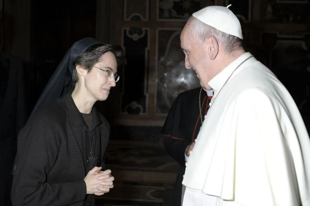Mai come in questo pontificato il ruolo della donna è stato valorizzato, anche con la nomina di consacrate e laiche anche nella Curia Romana. Ultima in ordine di tempo la nomina di suor Rafaella Petrini a governatore dello Stato della Città del Vaticano