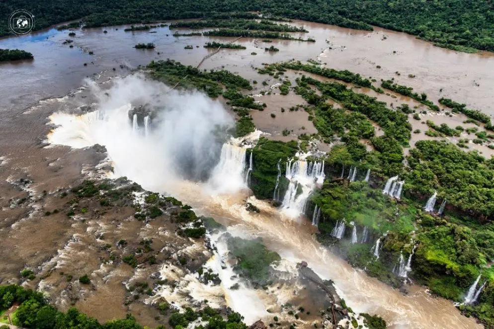 Le cascate del fiume Iguazù viste dall'elicottero