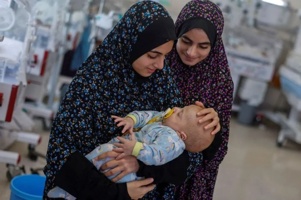 In ospedale tutti ormai sono affezionati al piccolo, tanto da essere chiamato «il figlio dell'unità neonatale». Più di 34.000 persone sono state uccise nella Striscia di Gaza durante l'offensiva israeliana, che ha devastato gran parte del territorio. Con le comunicazioni interrotte, sono passati tre mesi prima che i genitori di Yehia riuscissero a mettersi in contatto con l'ospedale che lo curava a Rafah e a verificare che stesse bene.