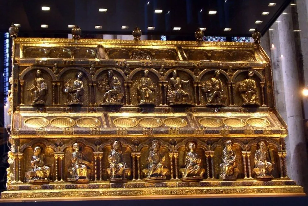 4) L’imperatore Federico Barbarossa nel medioevo rubò e fece portare in Germania i resti dei Re Magi. In quale città italiana erano prima conservati?