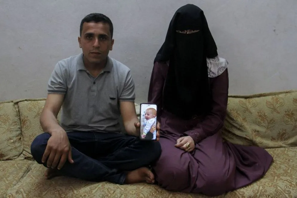 Sondos e Zakaria Hamuda mostrano una fotografia del loro piccolo Yehia. A dividerli sono appena 30 km, quelli che separano Jabalia da Rafah. Yehia Hamuda è nato prematuro di due mesi il 27 novembre 2023, sette settimane dopo l’inizio del conflitto a Gaza. È stato trasferito nel sud della Striscia dopo che le forze israeliane hanno fatto irruzione nell'ospedale in cui era ricoverato nel nord. I genitori sono rimasti a Jabalia perché è troppo pericoloso raggiungerlo.