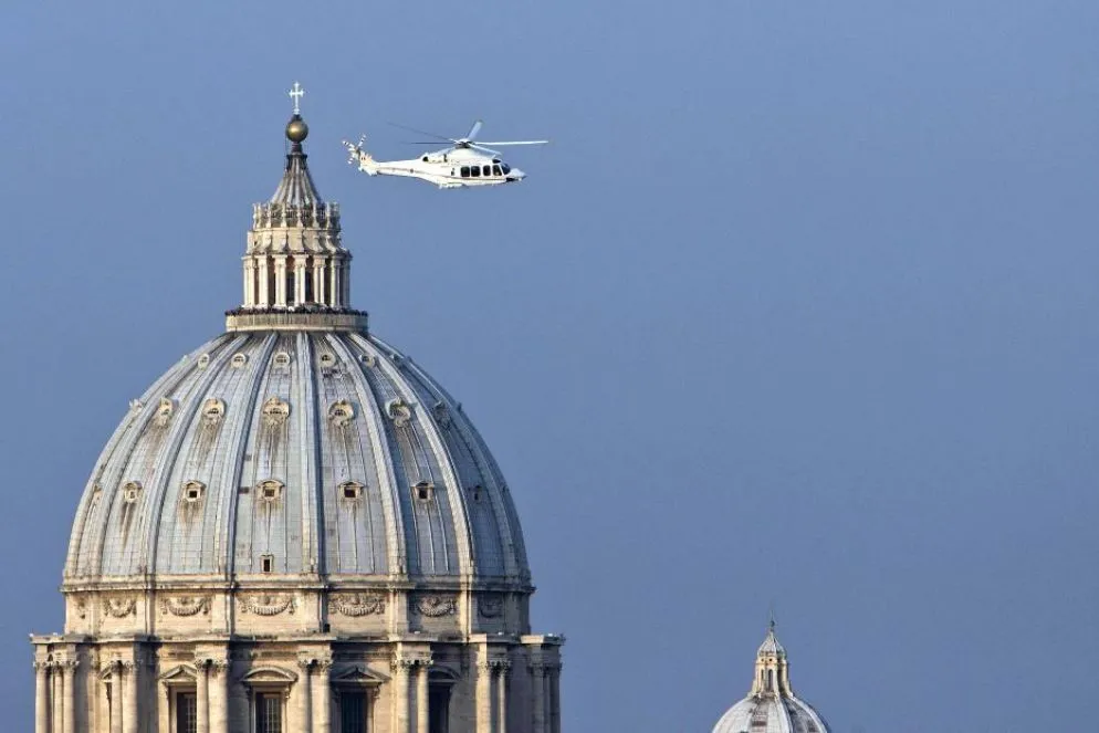 È una delle immagini che resterà nella storia della Chiesa: a bordo di un elicottero Benedetto XVI lascia il Vaticano e raggiunge Castel Gandolfo. È il 28 febbraio 2013. Alle 20 di quel giorno, come annunciato l’11 febbraio durante un Concistoro, diventerà effettiva la sua rinuncia al ministero petrino aprendo di fatto la Sede Vacante e la convocazione di un Conclave per eleggere il nuovo Papa. Prima di lasciare il Vaticano, Benedetto XVI aveva incontrato al mattino la quasi totalità del Collegio cardinalizio e alla loro presenza garantisce la propria fedeltà e obbedienza al “futuro Papa che è tra voi”. Una giornata storica, che chiude un pontificato durato complessivamente 7 anni, 10 mesi e 9 giorni. Ma non si tratta di un addio. “Sono semplicemente un pellegrino che inizia l’ultima tappa del suo pellegrinaggio in questa terra – dice affacciandosi dal balcone esterno di Castel Gandolfo il 28 febbraio -. Ma vorrei ancora, con il mio cuore, con il mio amore, con la mia preghiera, con la mia riflessione, con tutte le mie forze interiori, lavorare per il bene comune e il bene della Chiesa e dell’umanità”.