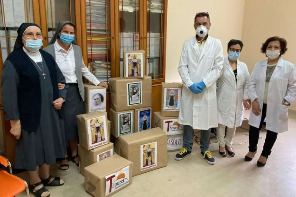 Italia. Durante l’emergenza Covid-19, la Fondazione ha lanciato una campagna per la raccolta di aiuti ed equipaggiamenti, a protezione del personale sanitario e dei pazienti, che sono stati donati all’Ospedale di Polistena (RC).