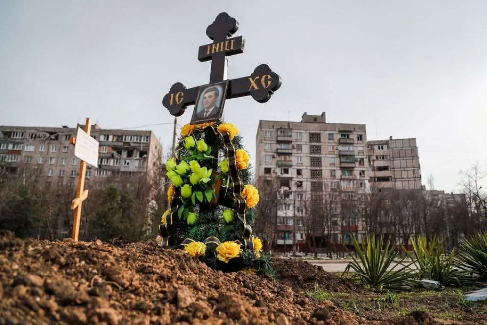 A due settimane dall’inizio della guerra, il 9 marzo, la Russia bombarda l’ospedale pediatrico di Mariupol, ancora in servizio. Mosca si difende dicendo che la struttura ospita il battaglione Azov, il reparto di combattenti ucraini accusati da Putin di voler portare avanti il genocidio dei russi.