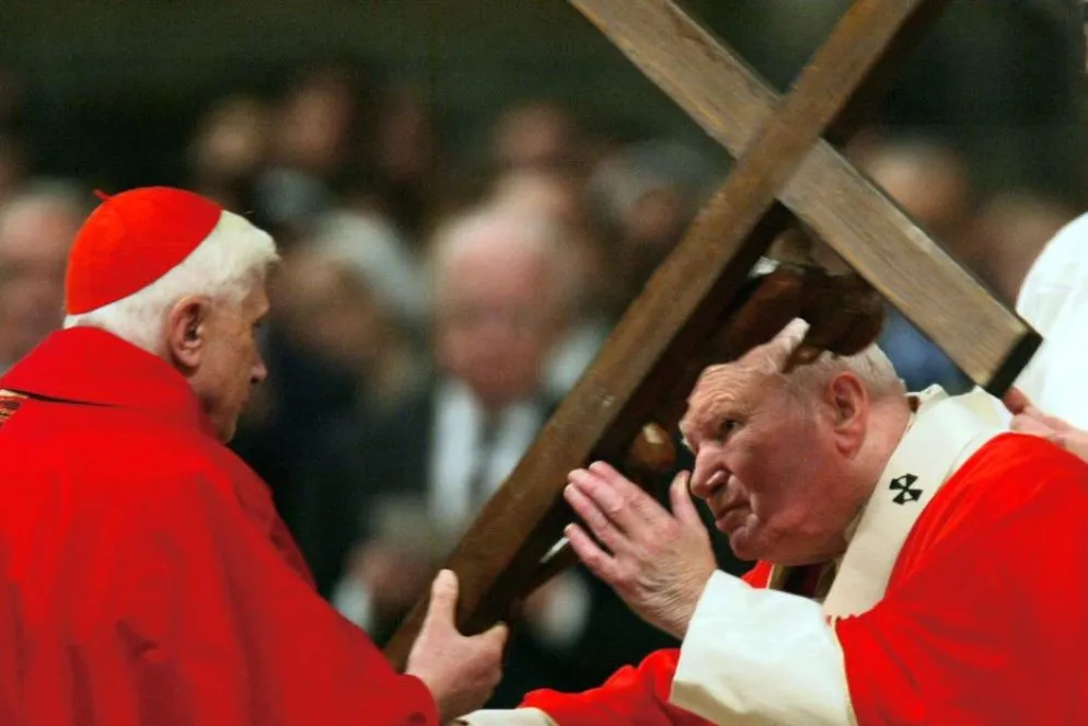 Un’immagine che ha anticipato di un anno quanto accaduto nel 2005. È il 9 aprile 2004 e Giovanni Paolo II, malato da tempo, viene aiutato dall’allora cardinale Ratzinger a baciare la croce durante i riti del Venerdì Santo. L’anno dopo, siamo a fine marzo 2005, Giovanni Paolo II affiderà proprio a Ratzinger le meditazioni per la Via Crucis. Giovanni Paolo II, ormai gravemente malato, seguirà in televisione il rito dalla cappellina privata dell’appartamento papale.