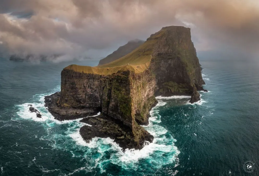 Isole Fær Øer: il profilo dell'isola di Kalsoy in preda alle onde dell'oceano