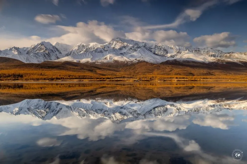 Il lago Changiskul alle prime luci dell'alba