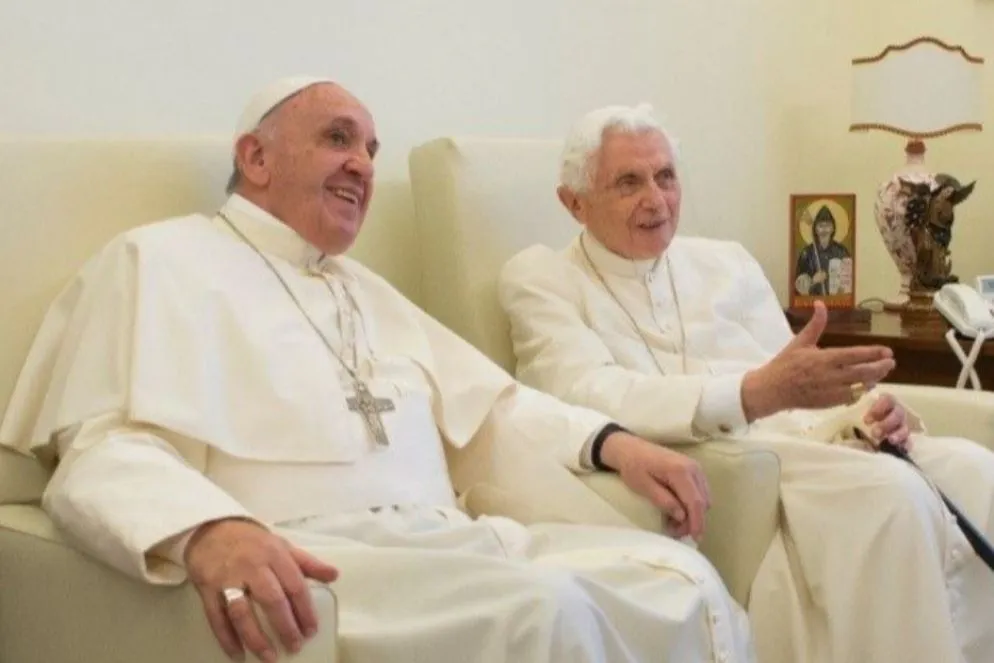 Il monastero Mater Ecclesiae è stata la residenza di Benedetto XVI dopo la sua rinuncia al ministero petrino. Qui ha condotto la sua vita ritirata in preghiera  e in studio. E qui papa Francesco gli ha fatto spesso visita, specialmente in occasioni particolari come le festività. La fotografia ritrae proprio uno di questi momenti. “È come avere in casa un nonno saggio” ebbe a rispondere Francesco ai giornalisti che gli chiedevano i suoi rapporti con il predecessore in questa insolita “convivenza”. E Bergoglio non ha mancato mai occasione per esprimere il proprio affetto a Ratzinger.