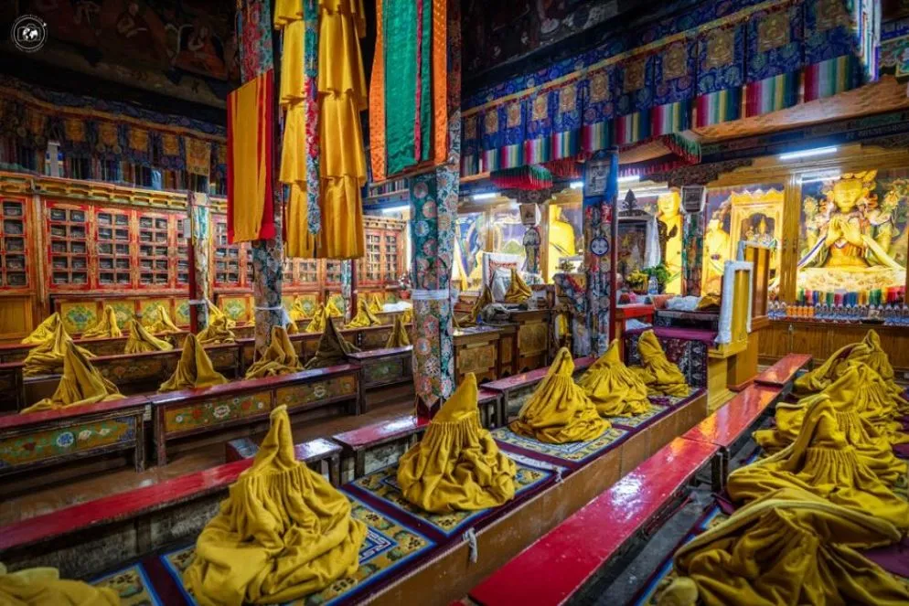 Le pesanti coperte che avvolgono i monaci negli inverni gelidi del Ladakh