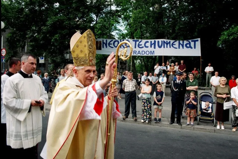 Joseph Ratzinger venne ordinato sacerdote il 29 giugno 1951 dal cardinale arcivescovo di Monaco Michael von Faulhaber nel Duomo di Frisinga. Lo stesso Ratzinger in una sua autobiografia ricorderà quel giorno con queste parole: “Eravamo più di quaranta candidati; quando venimmo chiamati rispondemmo Adsum, ‘sono qui’. Era una splendida giornata d’estate, che resta indimenticabile, come il momento più importante della mia vita. Non si deve essere superstiziosi, ma nel momento in cui l’anziano arcivescovo impose le mani su di me, un uccellino – forse un’allodola – si levò dall’altare maggiore della cattedrale e intonò un piccolo canto gioioso; per me fu come se una voce dall’alto mi dicesse: va bene così, sei sulla strada giusta”, ricorda ancora Ratzinger. Assieme a lui sarà ordinato anche il fratello maggiore Georg.