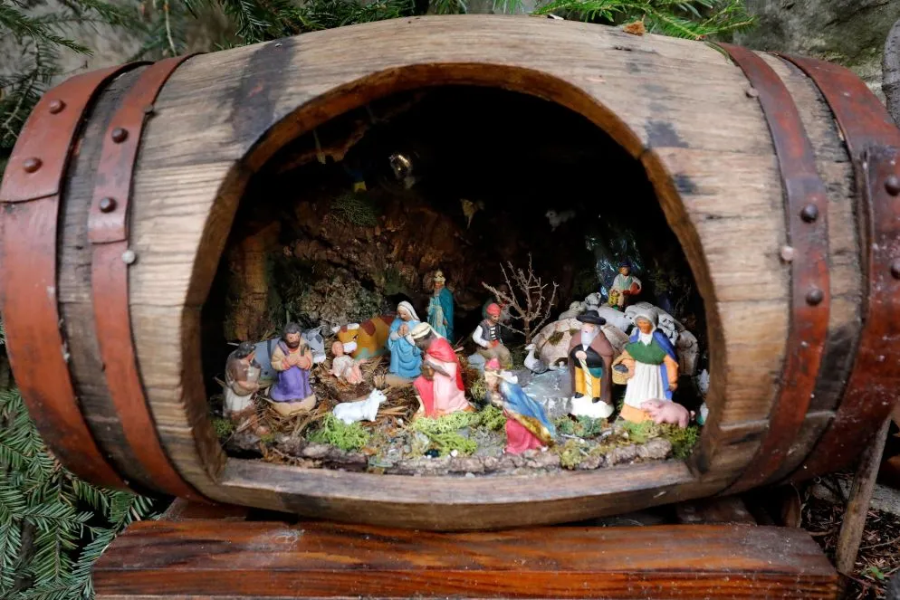 Una delle 450 grotte che rappresentano la Natività e che hanno trasformato la cittadina francese di Luceram, a circa 25 chilometri da Nizza, in una grande Presepe a cielo aperto