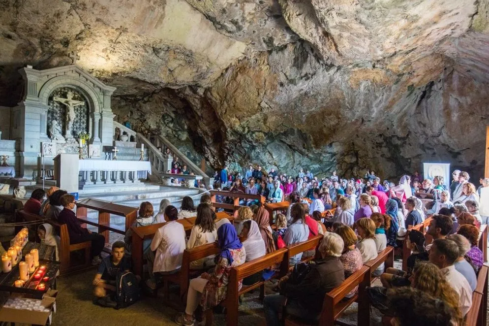 Pellegrini in preghiera nella grotta di Maria Maddalena