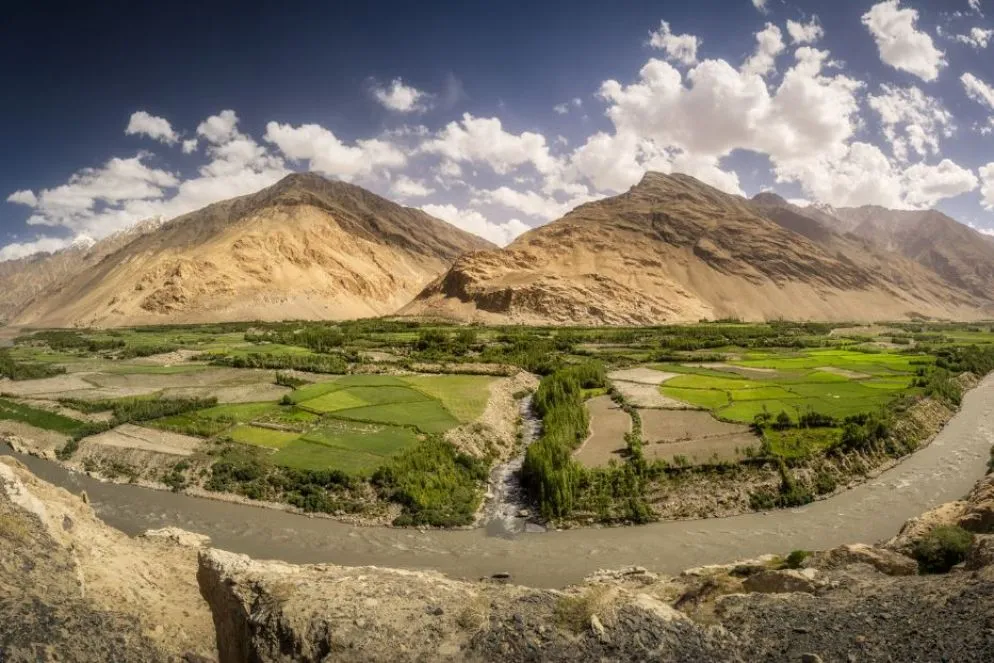 Campi di riso in Afghanistan al di là del fiume Panj