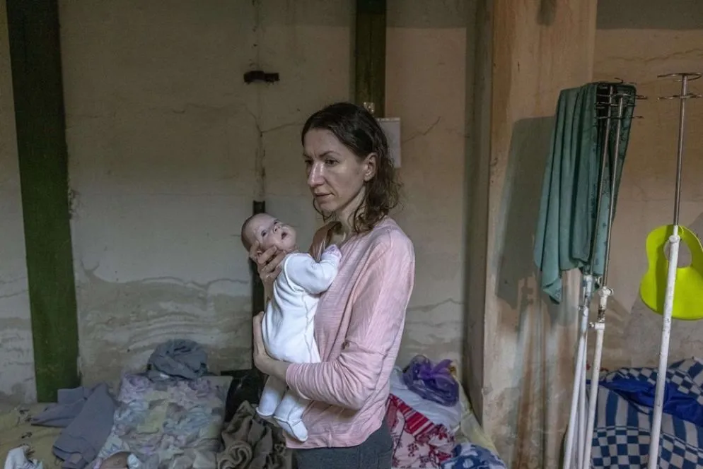 Le loro foto diffuse sui social stanno emozionando il mondo: insieme alle loro infermiere, i bambini sono sistemati sui materassi appoggiati a terra e attaccati alle attrezzature ospedaliere nello spazio sotto il nosocomio. Stanno ricevendo ancora i loro trattamenti ma le scorte sono scarse.