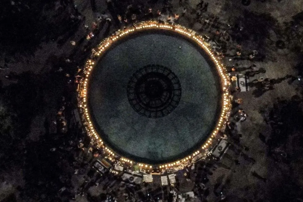 Candele nella piazza Dizengoff, nel centro di Tel Aviv per ricordare gli ostaggi israeliani nella mani di Hamas da un mese