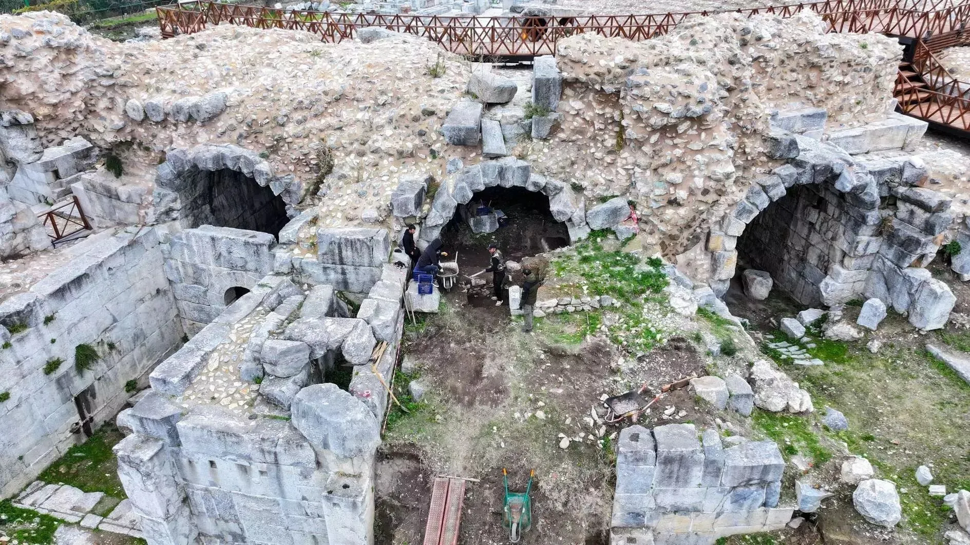 Reperti del teatro romano dove è venuta alla luce l’affresco di Maria con il Bambino