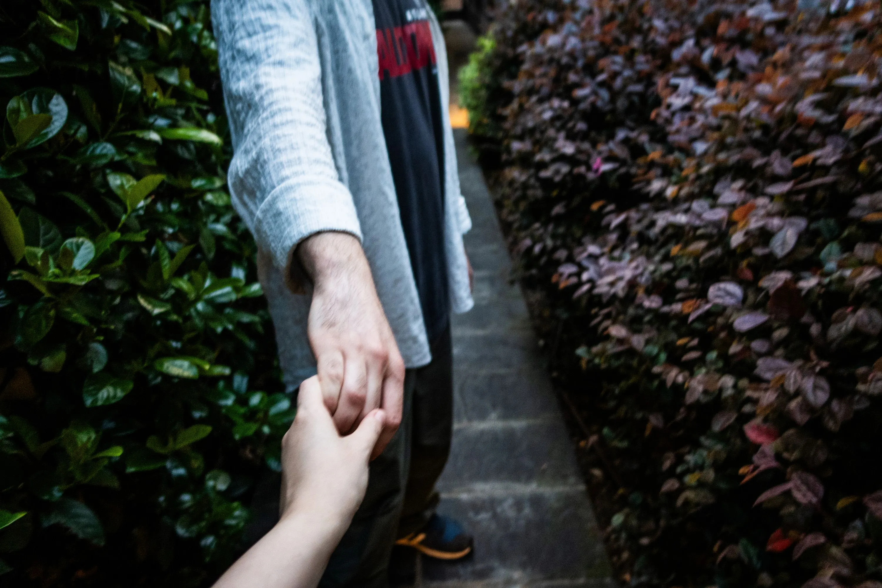 Due ragazzi si tengono per mano, un gesto di amicizia