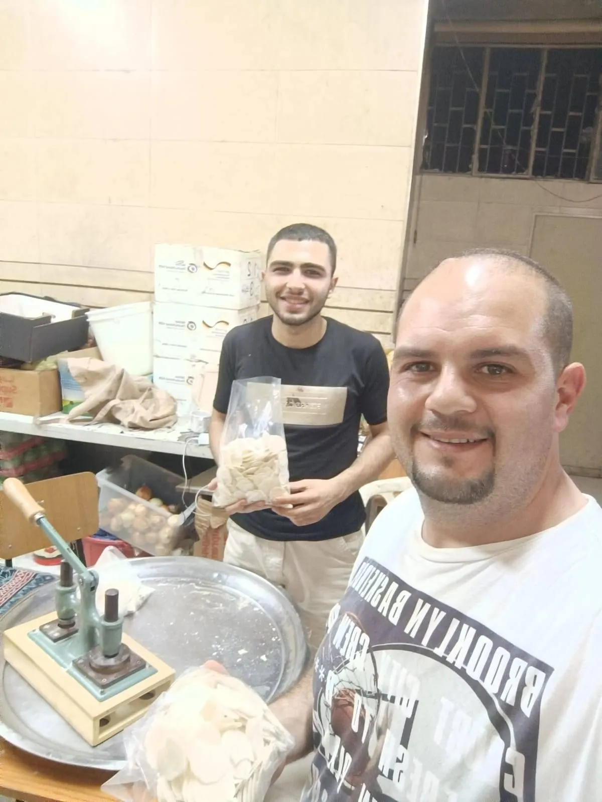 La preparazione delle ostie  (dalla pagina Facebook di padre Gabriel Romanelli)