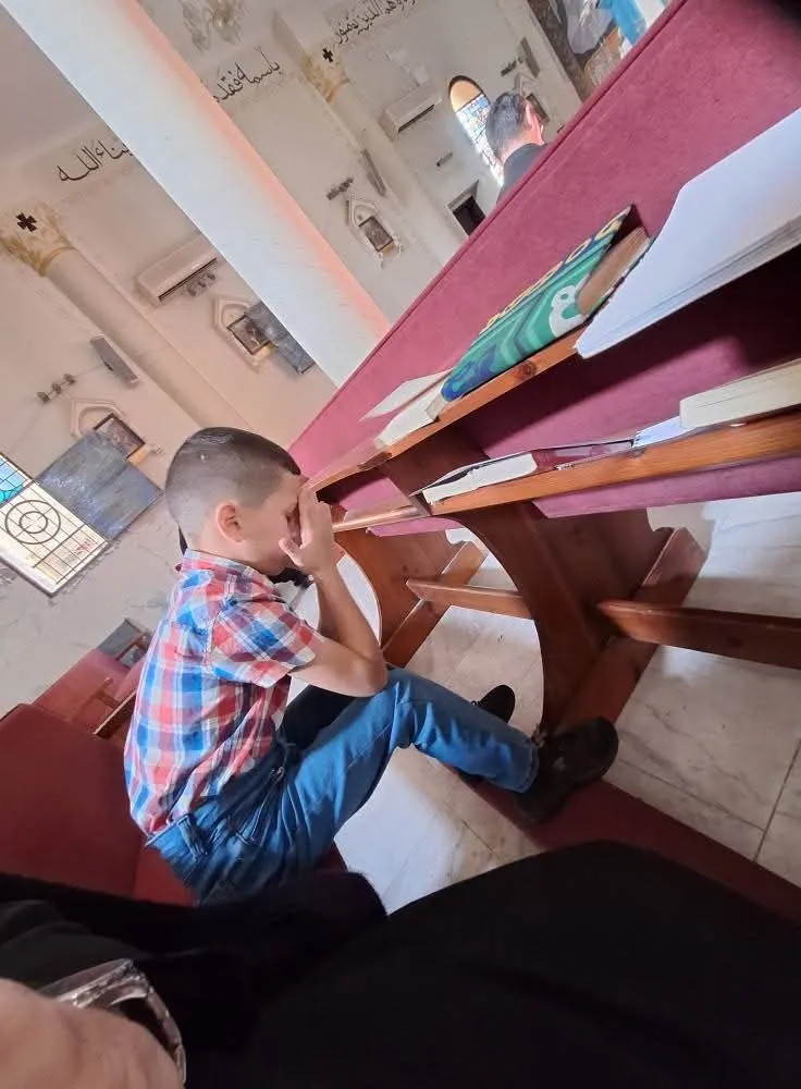 Un bambino concentrato nello studio (dalla pagina Facebook di padre Gabriel Romanelli)