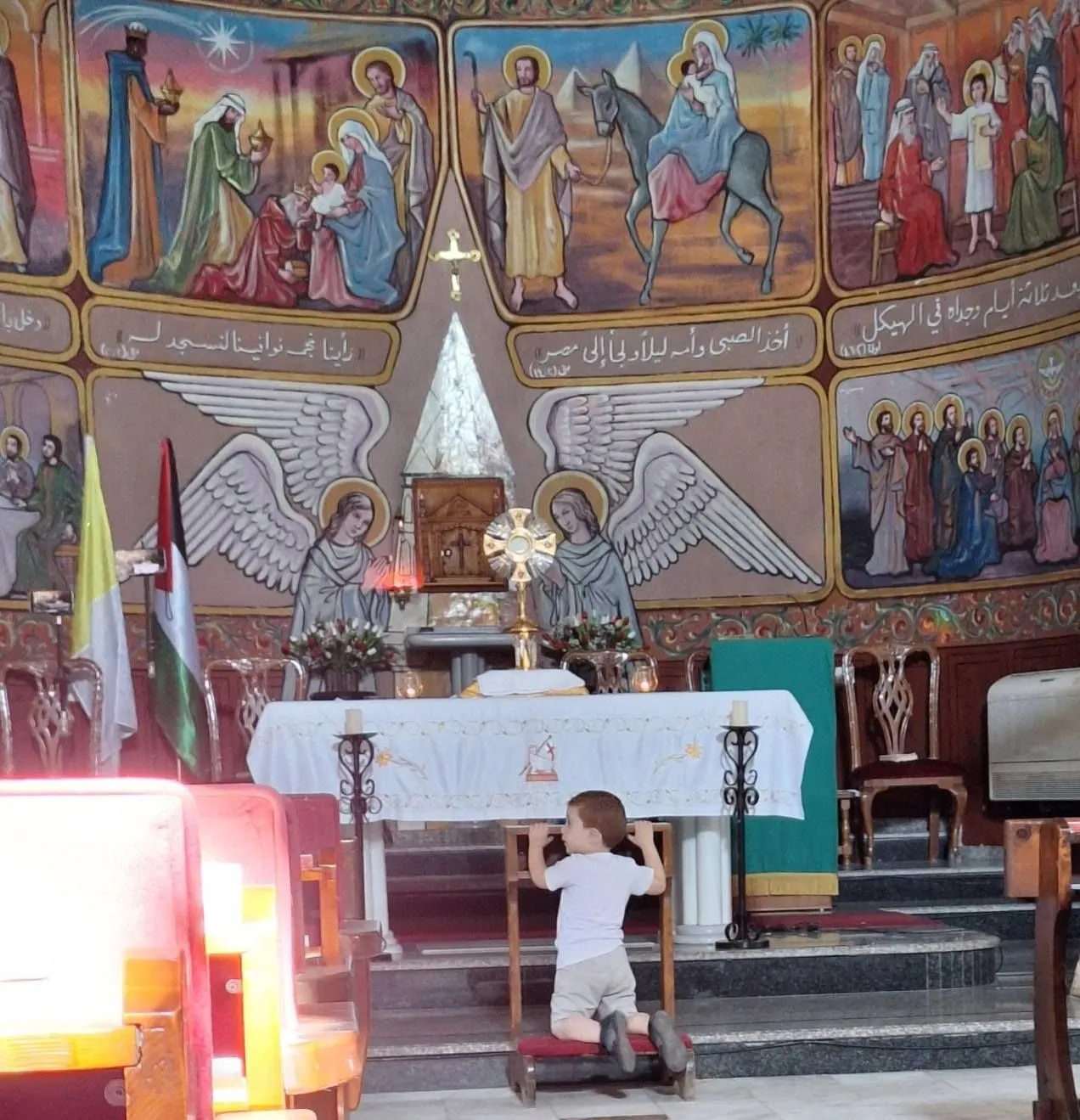 Davanti all'altare della chiesa della Sacra Famiglia (dalla pagina Facebook di padre Gabriel Romanelli) 