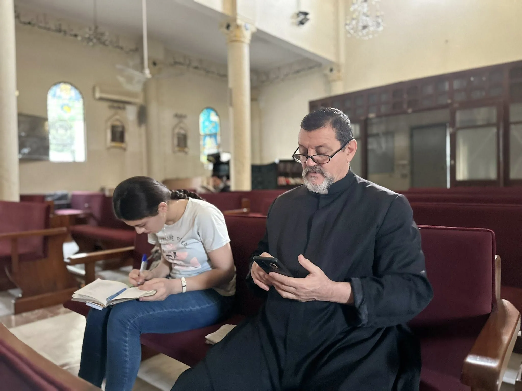 Si prega e si studia nella chiesa della Sacra Famiglia di Gaza (dalla pagina Facebook di padre Gabriel Romanelli) 