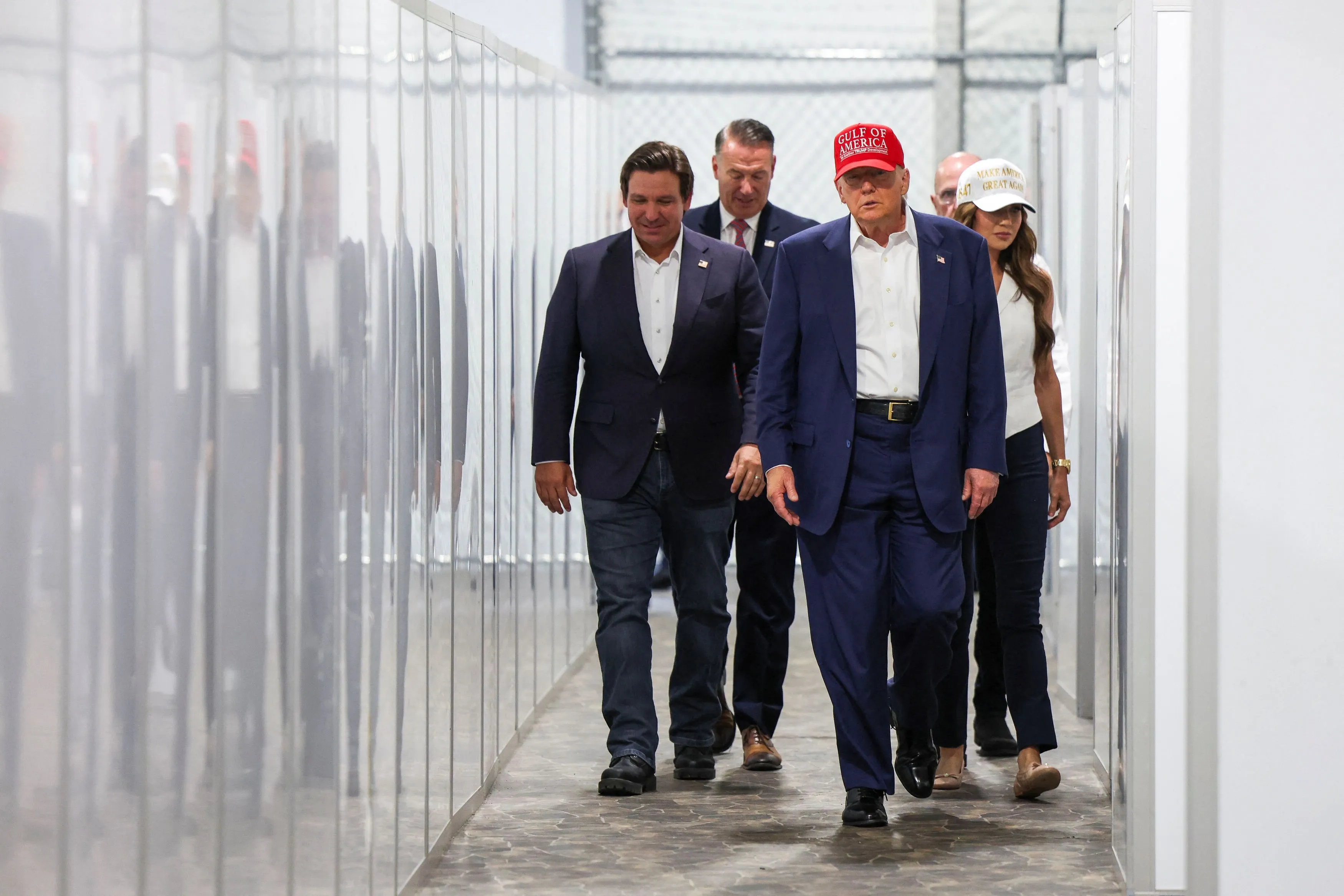 Trump in visita all' "Alligator Alcatraz", centro di detenzione temporanea per i migranti, insieme al governatore della Florida Ron DeSantis e alla segretaria per la sicurezza interna Kristi Noem /Reuters