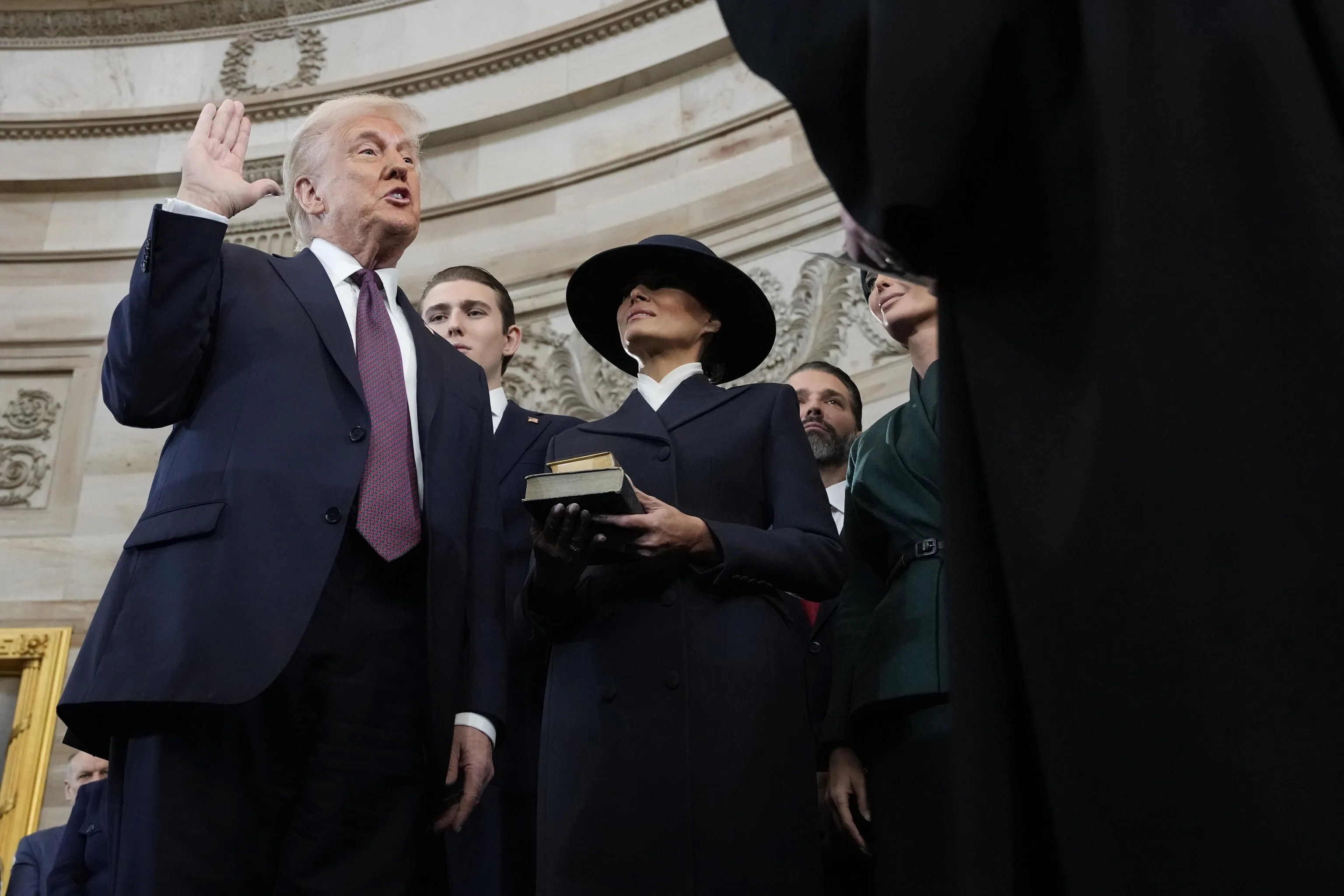 Il giuramento del presidente Trump nella Rotunda del Capidoglio a Washington il 20 gennaio/ Ansa
