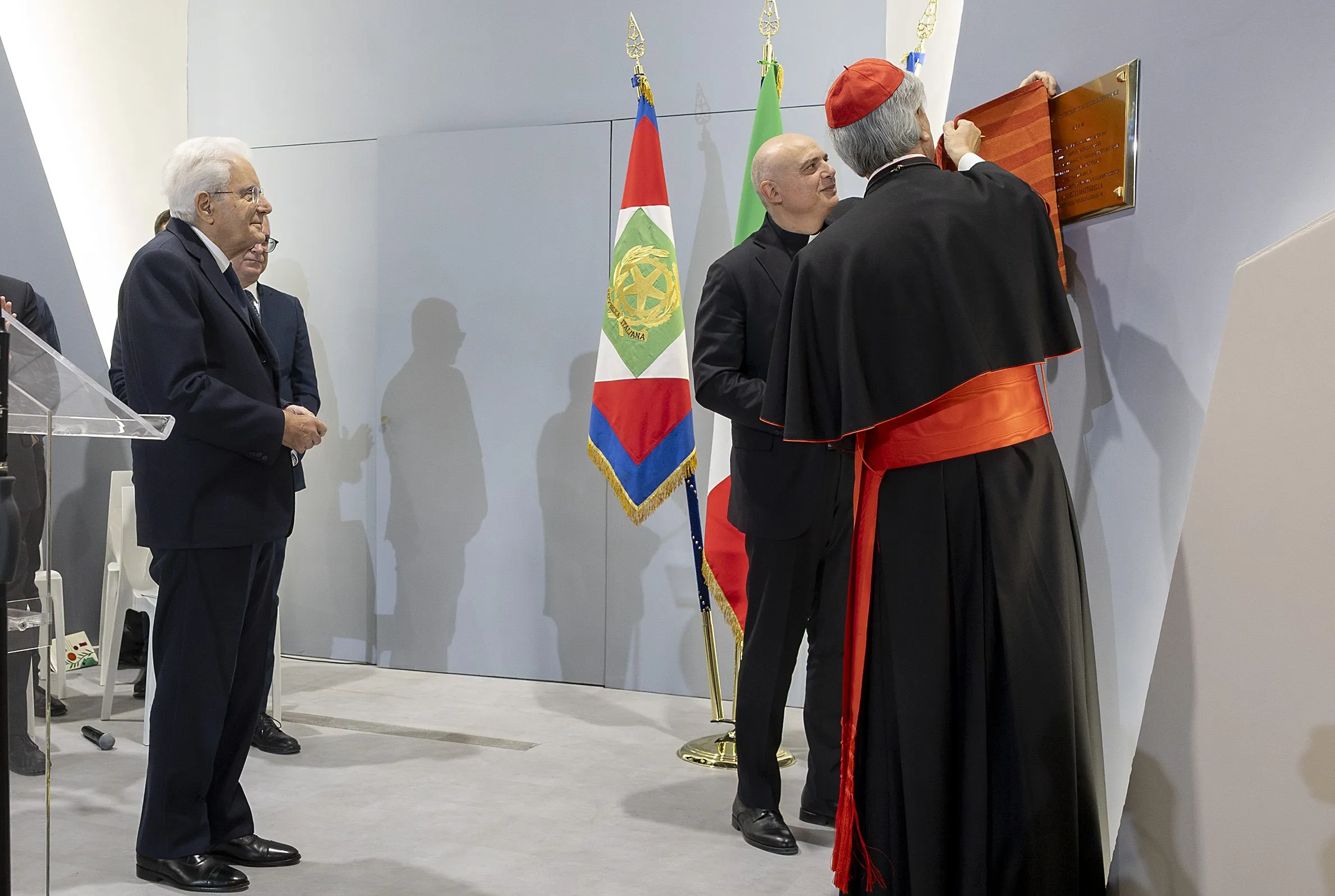 Il momento in cui è stata scoperta la targa donata a Sergio Mattarella / Paolo Giandotti