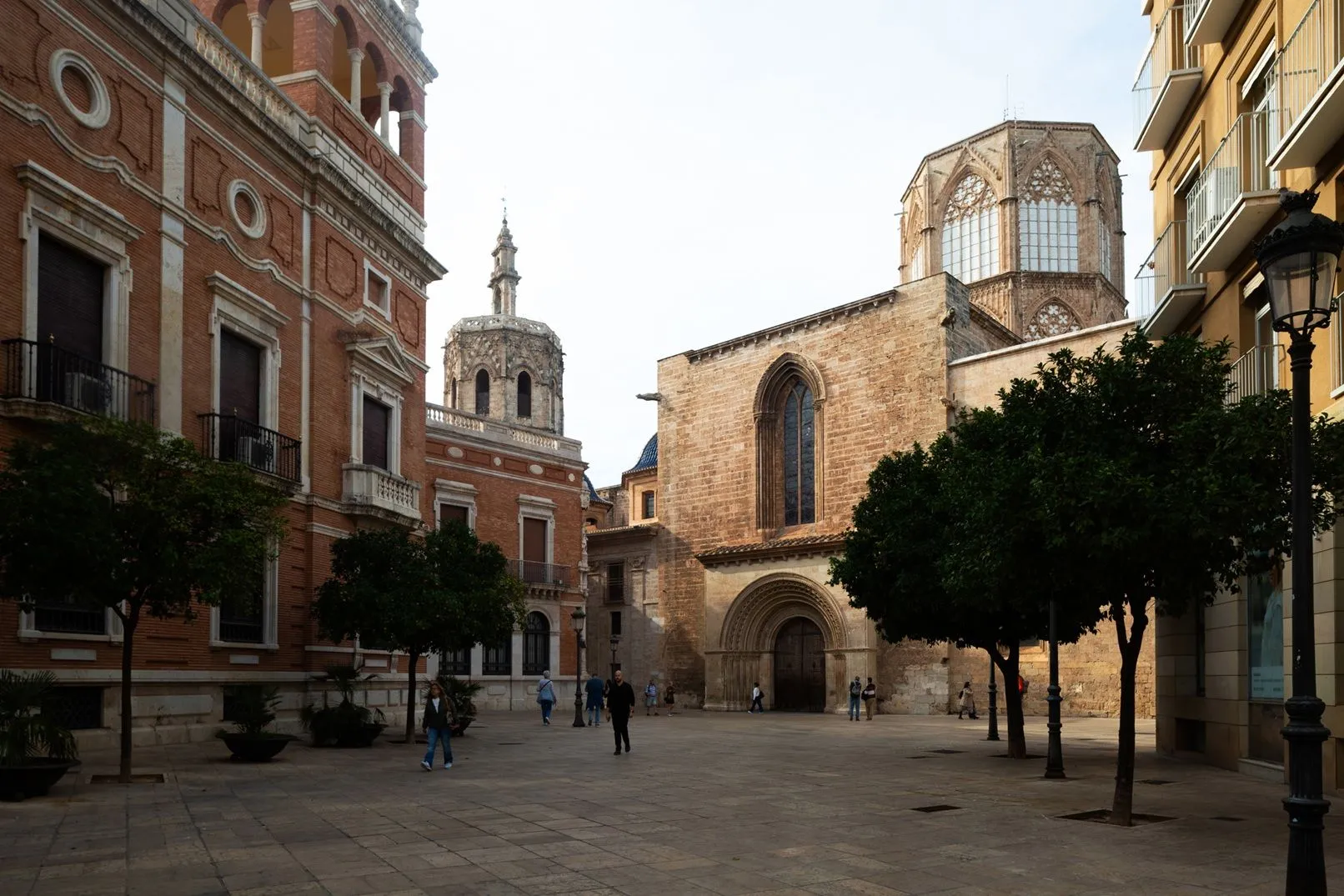 La Cattedrale di Valencia, costruita su un antico tempio romano, poi convertito in moschea. L'ingresso dal lato del portale romanico / Massimiliano Rella