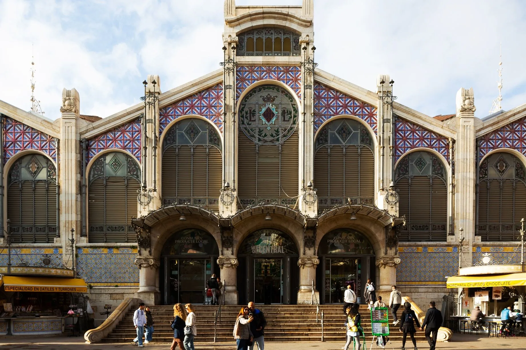 La facciata d’ingresso del Mercado Central, in stile modernista, con piastrelle colorate e dentro tantissime varietà di bancarelle / Massimiliano Rella
