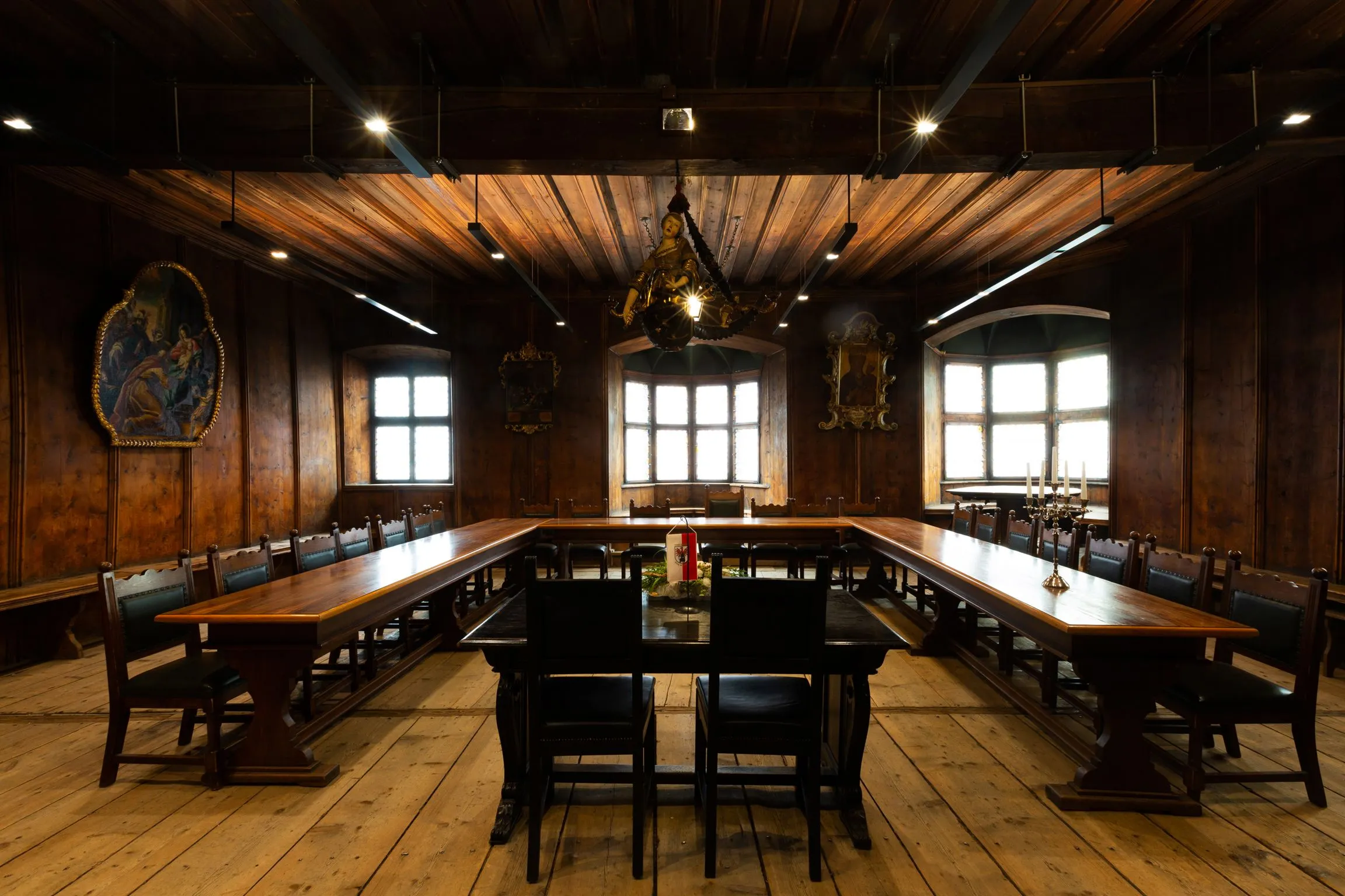 La Sala Consiliare del comune di Vipiteno, in stile gotico e interamente in legno / Massimiliano Rella